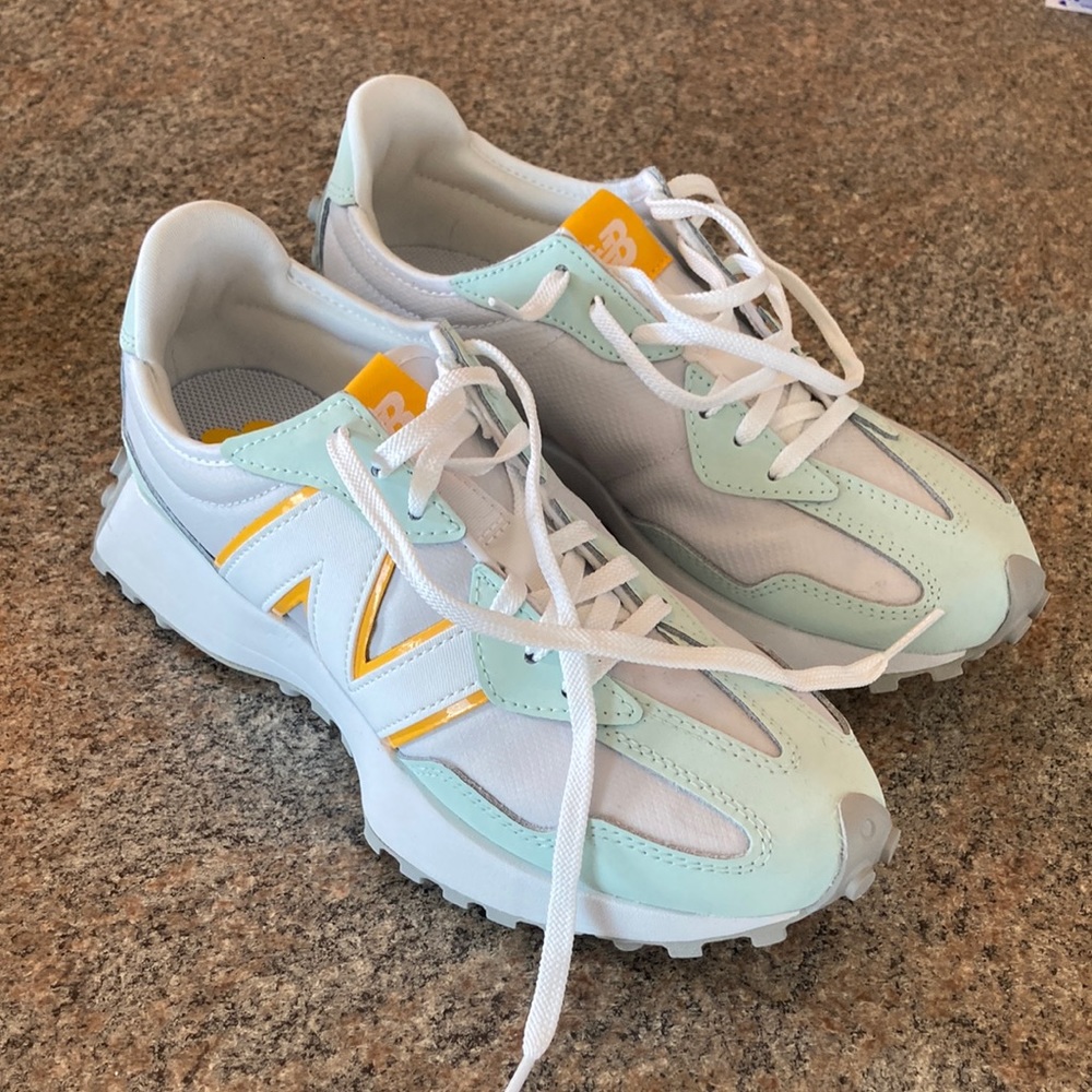 New Balance 327’s NWOT - White, Aqua, and Yellow Size 7.5